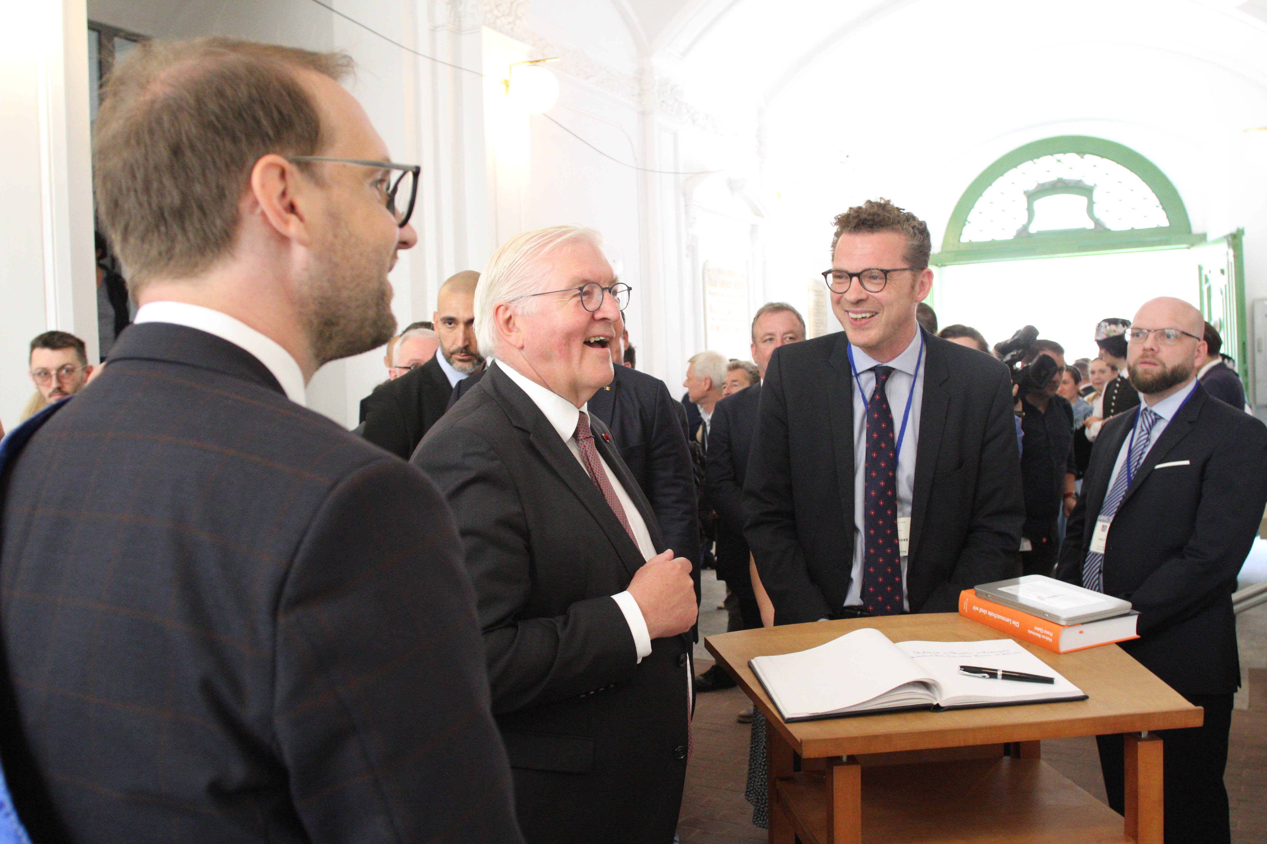 02-Bundespraesident-und-Leiter-DSA-im-Gespraech