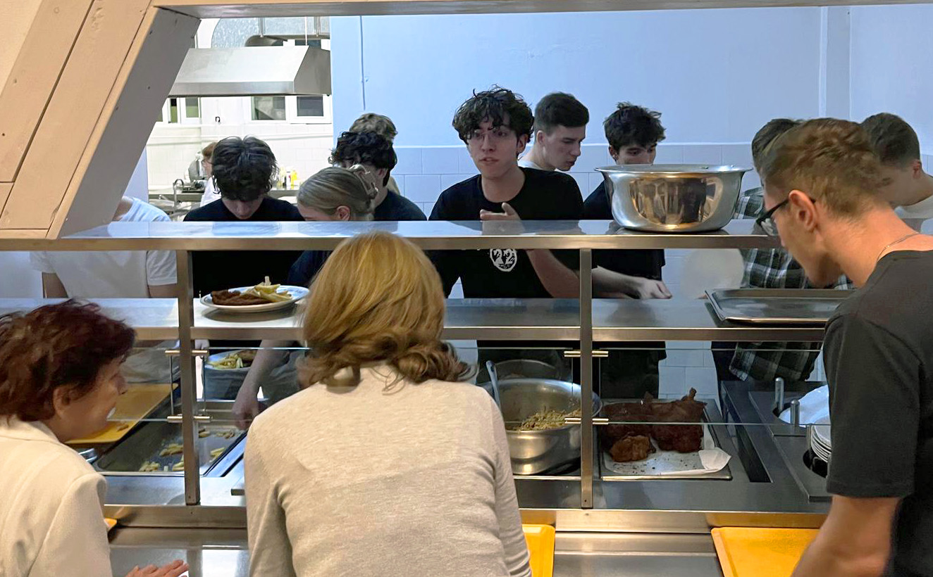 Schülerinnen und Schüler bereiten gemeinsam das Essen zum 100-Tage-Kochabend vor